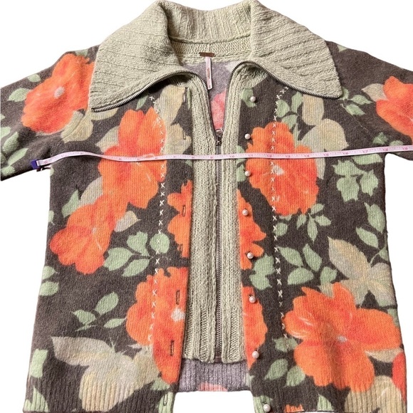 FREE PEOPLE LIGHTWEIGHT SOFT FLORAL ZIPPERED SWEATER SIZE MEDIUM - Picture 6 of 11